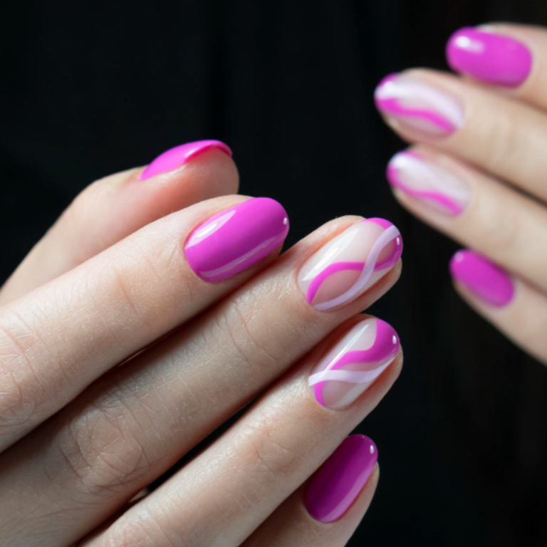 Ongles avec nail art theme violet